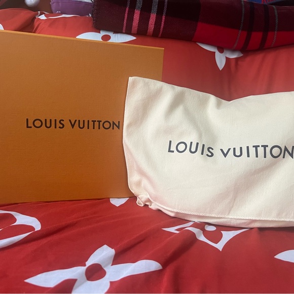 NWOT LOUIS VUITTON LOOP BAG - Picture 8 of 10